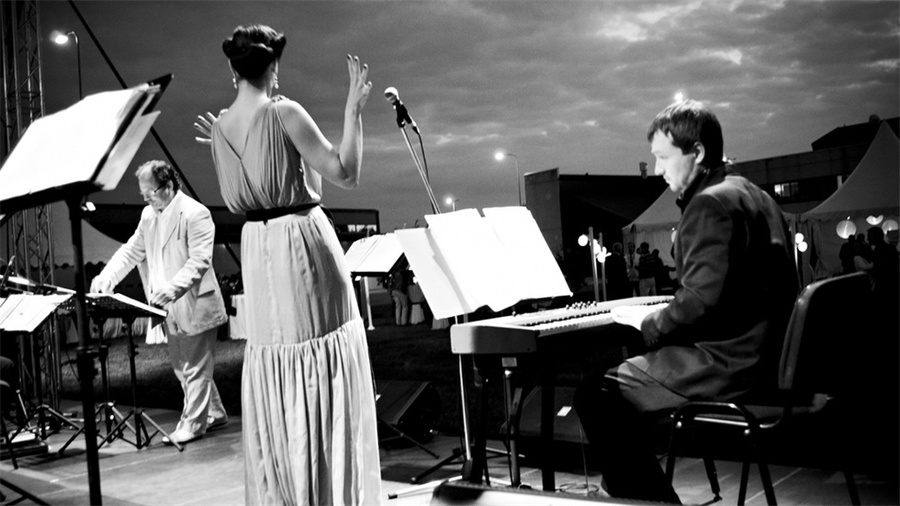 周年慶典派對活動上創(chuàng)造的品牌標(biāo)志營造了一個巧妙的視覺效果 - 第18張 - 會展活動策劃CCASY.COM 周年慶典派對活動上創(chuàng)造的品牌標(biāo)志營造了一個巧妙的視覺效果 - 第18張