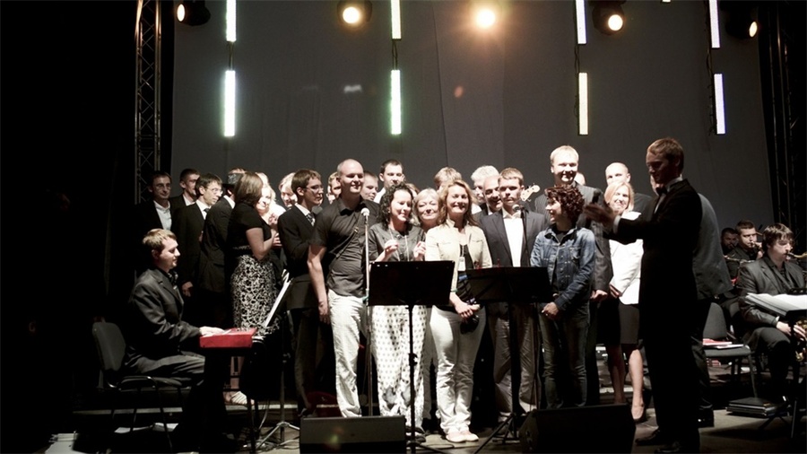 周年慶典派對活動上創(chuàng)造的品牌標(biāo)志營造了一個巧妙的視覺效果 - 第20張 - 會展活動策劃CCASY.COM 周年慶典派對活動上創(chuàng)造的品牌標(biāo)志營造了一個巧妙的視覺效果 - 第20張