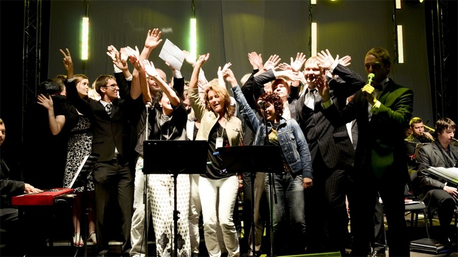 周年慶典派對活動上創(chuàng)造的品牌標(biāo)志營造了一個巧妙的視覺效果 - 第21張 - 會展活動策劃CCASY.COM 周年慶典派對活動上創(chuàng)造的品牌標(biāo)志營造了一個巧妙的視覺效果 - 第21張