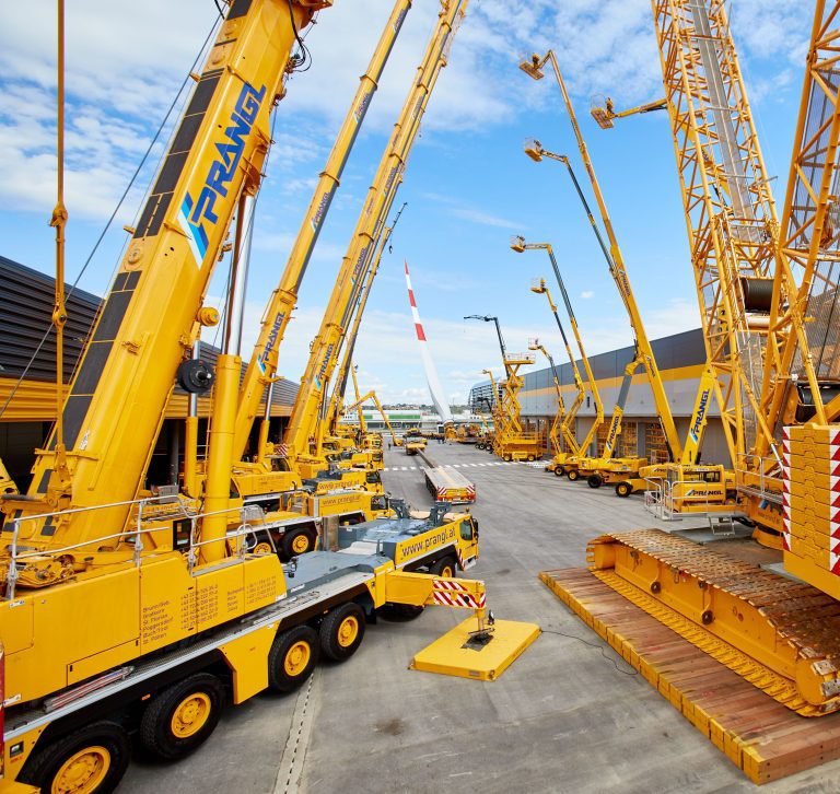 這次的VIP活動現(xiàn)場策劃的一排排工程吊裝讓人莫名肅然起敬 - 第1張 - 會展活動策劃CCASY.COM 這次的VIP活動現(xiàn)場策劃的一排排工程吊裝讓人莫名肅然起敬 - 第1張