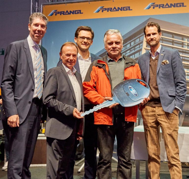 這次的VIP活動現(xiàn)場策劃的一排排工程吊裝讓人莫名肅然起敬 - 第2張 - 會展活動策劃CCASY.COM 這次的VIP活動現(xiàn)場策劃的一排排工程吊裝讓人莫名肅然起敬 - 第2張