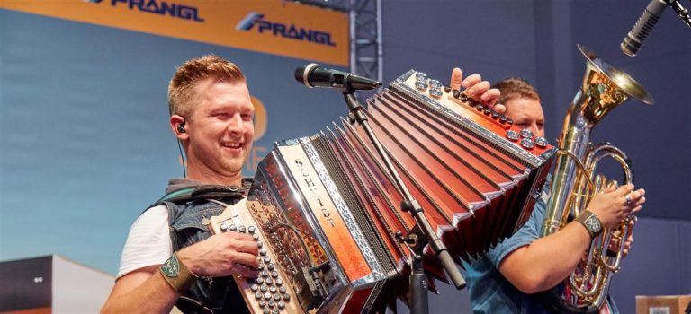 這次的VIP活動現(xiàn)場策劃的一排排工程吊裝讓人莫名肅然起敬 - 第3張 - 會展活動策劃CCASY.COM 這次的VIP活動現(xiàn)場策劃的一排排工程吊裝讓人莫名肅然起敬 - 第3張