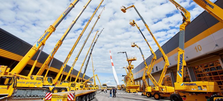 這次的VIP活動現(xiàn)場策劃的一排排工程吊裝讓人莫名肅然起敬 - 第4張 - 會展活動策劃CCASY.COM 這次的VIP活動現(xiàn)場策劃的一排排工程吊裝讓人莫名肅然起敬 - 第4張