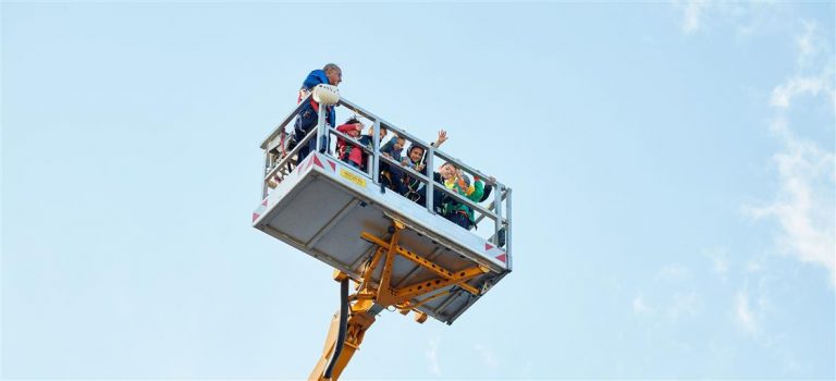 這次的VIP活動現(xiàn)場策劃的一排排工程吊裝讓人莫名肅然起敬 - 第6張 - 會展活動策劃CCASY.COM 這次的VIP活動現(xiàn)場策劃的一排排工程吊裝讓人莫名肅然起敬 - 第6張