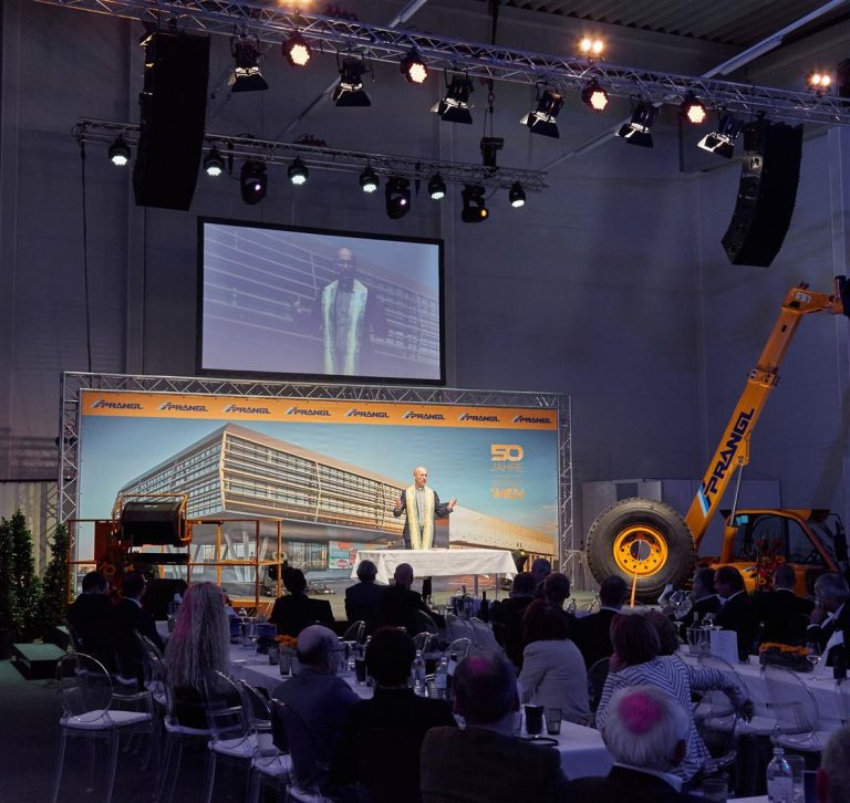 這次的VIP活動現(xiàn)場策劃的一排排工程吊裝讓人莫名肅然起敬 - 第11張 - 會展活動策劃CCASY.COM 這次的VIP活動現(xiàn)場策劃的一排排工程吊裝讓人莫名肅然起敬 - 第11張