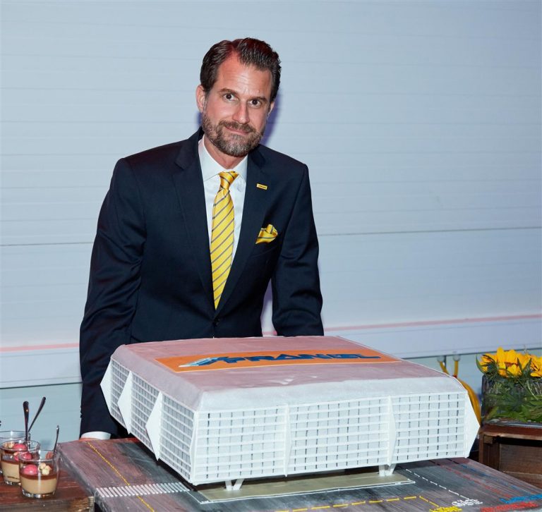 這次的VIP活動現(xiàn)場策劃的一排排工程吊裝讓人莫名肅然起敬 - 第10張 - 會展活動策劃CCASY.COM 這次的VIP活動現(xiàn)場策劃的一排排工程吊裝讓人莫名肅然起敬 - 第10張