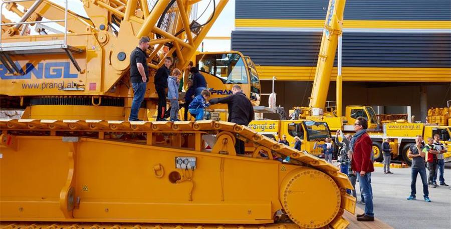 這次的VIP活動現(xiàn)場策劃的一排排工程吊裝讓人莫名肅然起敬 - 第14張 - 會展活動策劃CCASY.COM 這次的VIP活動現(xiàn)場策劃的一排排工程吊裝讓人莫名肅然起敬 - 第14張