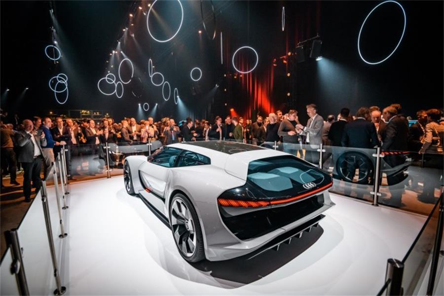 全電動汽車新品發(fā)布活動策劃用一段簡短的視頻展開了成功的幻想 - 第10張 - 會展活動策劃CCASY.COM 全電動汽車新品發(fā)布活動策劃用一段簡短的視頻展開了成功的幻想 - 第10張