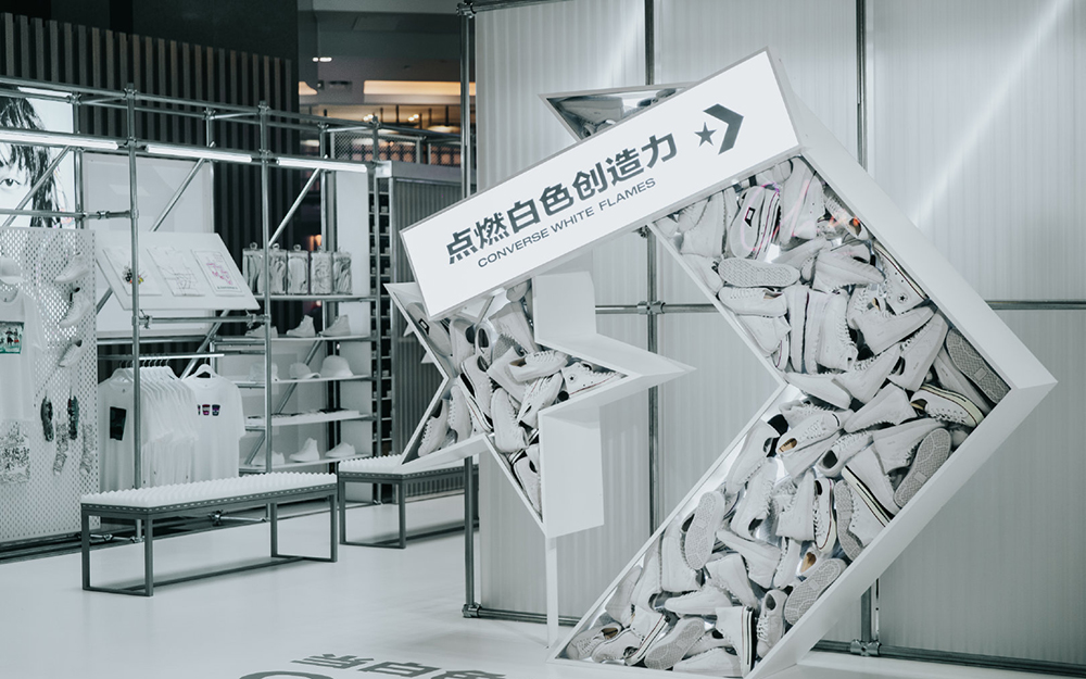 白色火焰快閃店展覽活動(dòng)的火焰“燒”得很旺，還能現(xiàn)場(chǎng)個(gè)性化定制