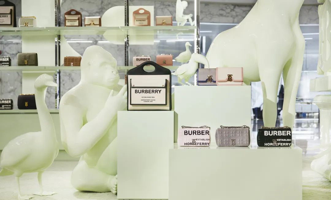 BURBERRY動(dòng)物主題的快閃店活動(dòng)策劃的這群小動(dòng)物太可愛熱鬧了 - 第3張 - 會(huì)展活動(dòng)策劃CCASY.COM BURBERRY動(dòng)物主題的快閃店活動(dòng)策劃的這群小動(dòng)物太可愛熱鬧了 - 第3張