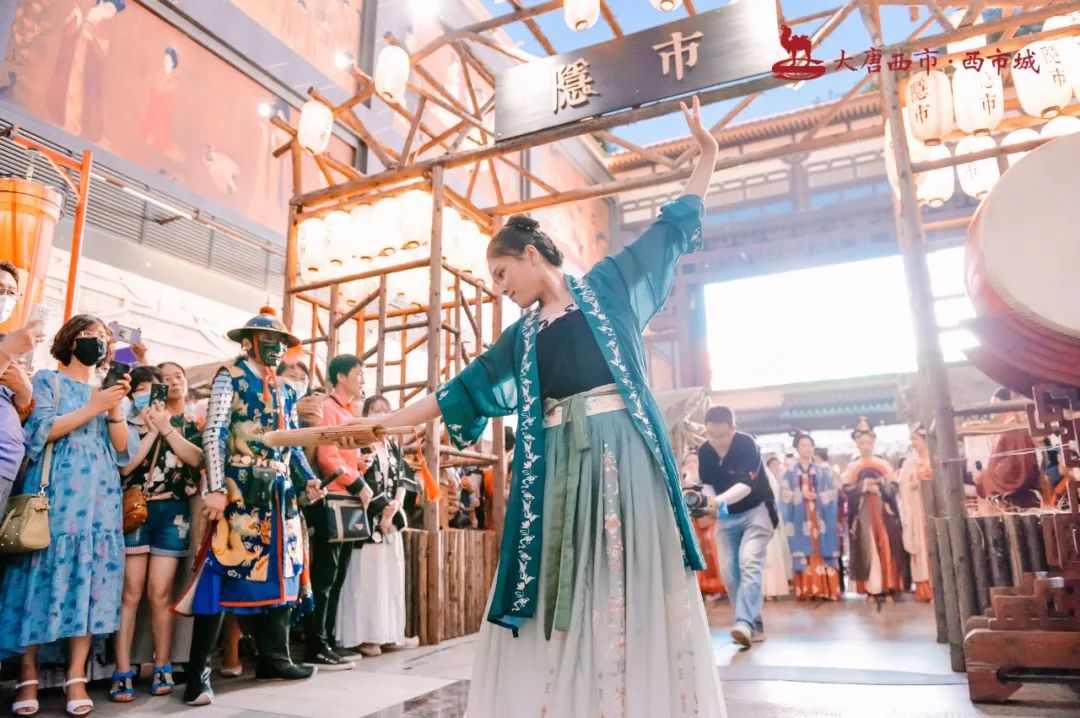 古代創(chuàng)意市集活動現(xiàn)場驚現(xiàn)百余位漢服同胞，策劃表演體驗十足