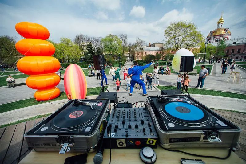 俄羅斯設(shè)計師的空間花粉藝術(shù)展覽活動裝置色彩太豐富了 - 第7張 - 會展活動策劃CCASY.COM 俄羅斯設(shè)計師的空間花粉藝術(shù)展覽活動裝置色彩太豐富了 - 第7張