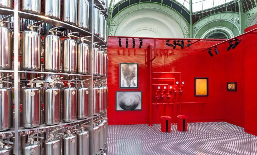 “著火”主題展覽活動策劃了一場全新的視覺體驗，滅火器很搶鏡