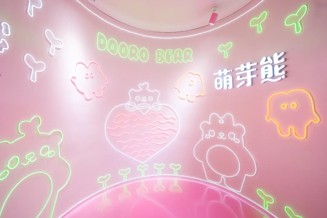 原創(chuàng)IP萌芽熊突現(xiàn)快閃店活動(dòng)撒嬌求抱抱，策劃的玻璃花房好夢幻