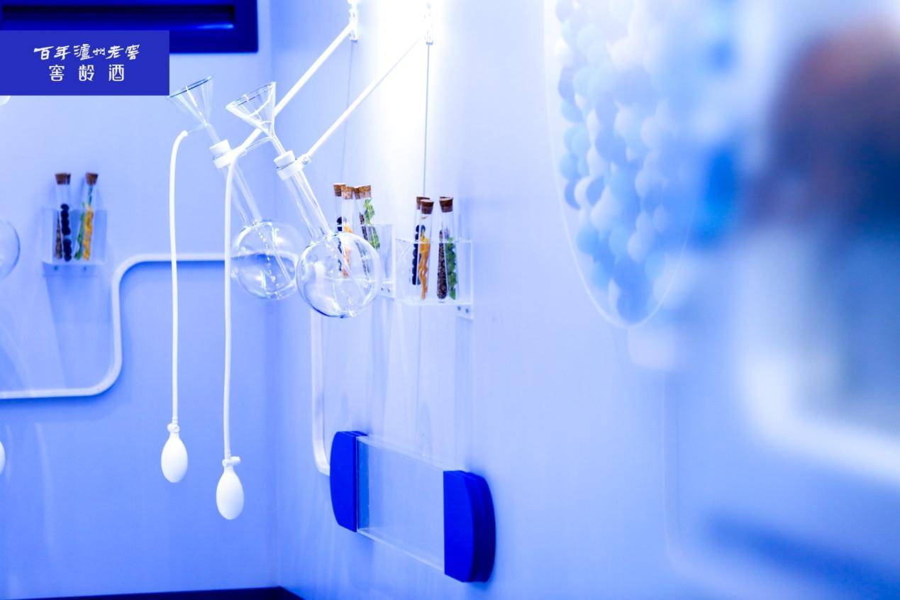 橫在市井之中的窖齡酒快閃店活動(dòng)策劃的藍(lán)色風(fēng)暴太勁爆了 - 第13張 - 會(huì)展活動(dòng)策劃CCASY.COM 橫在市井之中的窖齡酒快閃店活動(dòng)策劃的藍(lán)色風(fēng)暴太勁爆了 - 第13張