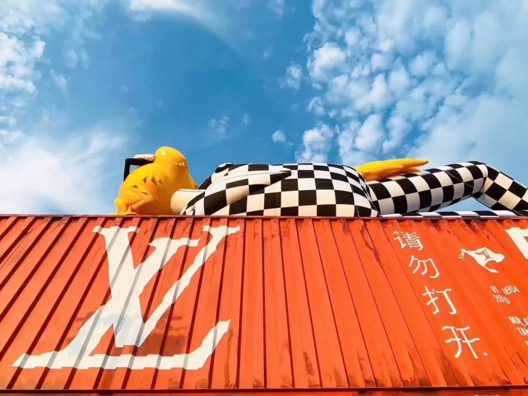 LV2021漂流瓶主題男裝春夏發(fā)布會活動策劃的吉祥物氣模挺萌的 - 第2張 - 會展活動策劃CCASY.COM LV2021漂流瓶主題男裝春夏發(fā)布會活動策劃的吉祥物氣模挺萌的 - 第2張