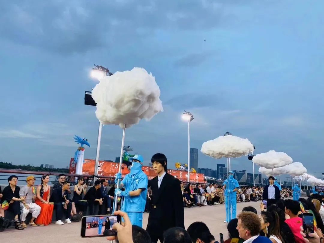 LV2021漂流瓶主題男裝春夏發(fā)布會活動策劃的吉祥物氣模挺萌的 - 第9張 - 會展活動策劃CCASY.COM LV2021漂流瓶主題男裝春夏發(fā)布會活動策劃的吉祥物氣模挺萌的 - 第9張