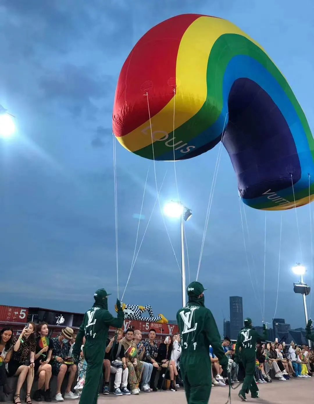 LV2021漂流瓶主題男裝春夏發(fā)布會活動策劃的吉祥物氣模挺萌的 - 第10張 - 會展活動策劃CCASY.COM LV2021漂流瓶主題男裝春夏發(fā)布會活動策劃的吉祥物氣模挺萌的 - 第10張