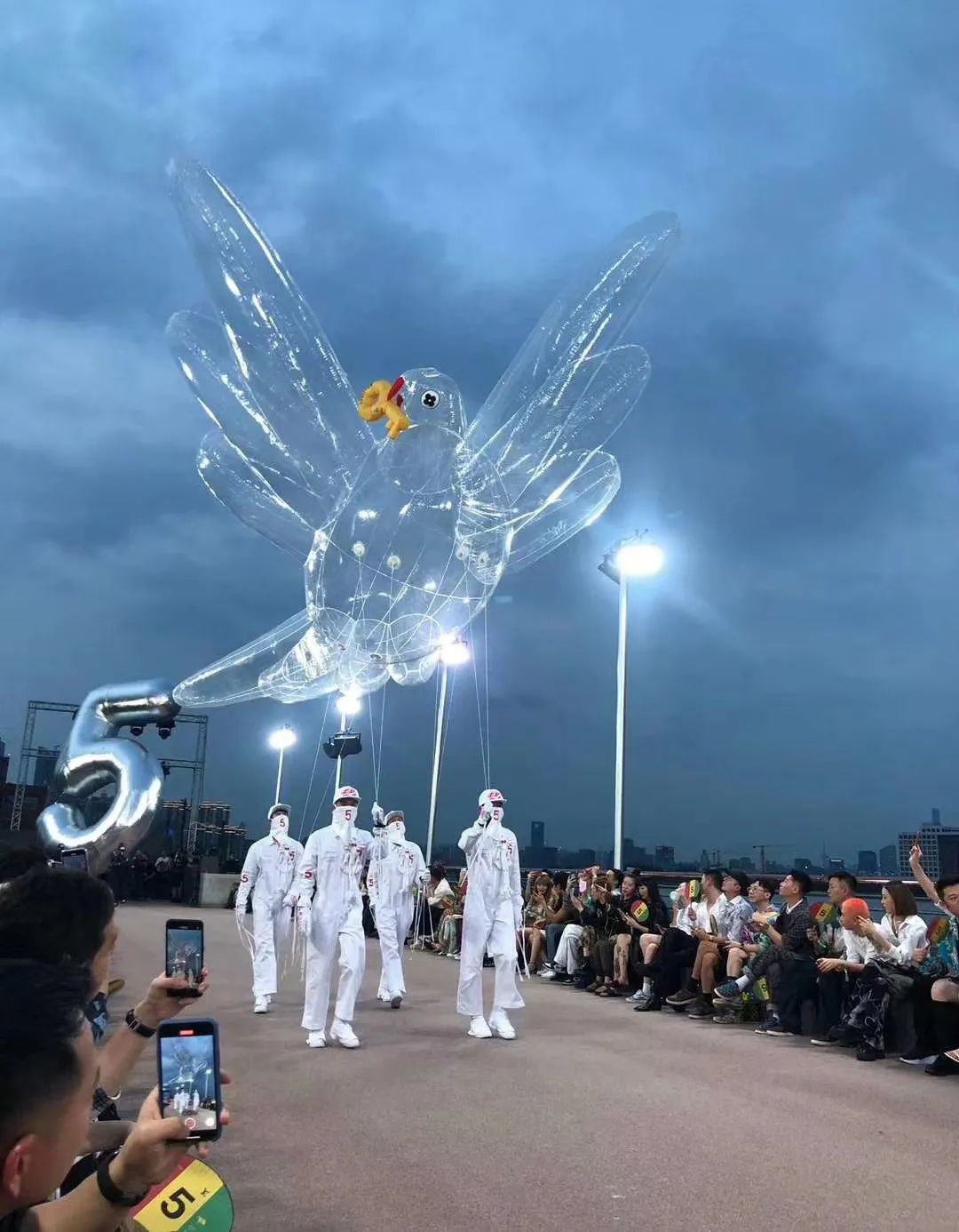 LV2021漂流瓶主題男裝春夏發(fā)布會活動策劃的吉祥物氣模挺萌的 - 第11張 - 會展活動策劃CCASY.COM LV2021漂流瓶主題男裝春夏發(fā)布會活動策劃的吉祥物氣模挺萌的 - 第11張