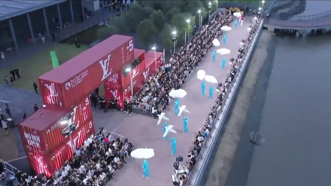 LV2021漂流瓶主題男裝春夏發(fā)布會活動策劃的吉祥物氣模挺萌的 - 第12張 - 會展活動策劃CCASY.COM LV2021漂流瓶主題男裝春夏發(fā)布會活動策劃的吉祥物氣模挺萌的 - 第12張