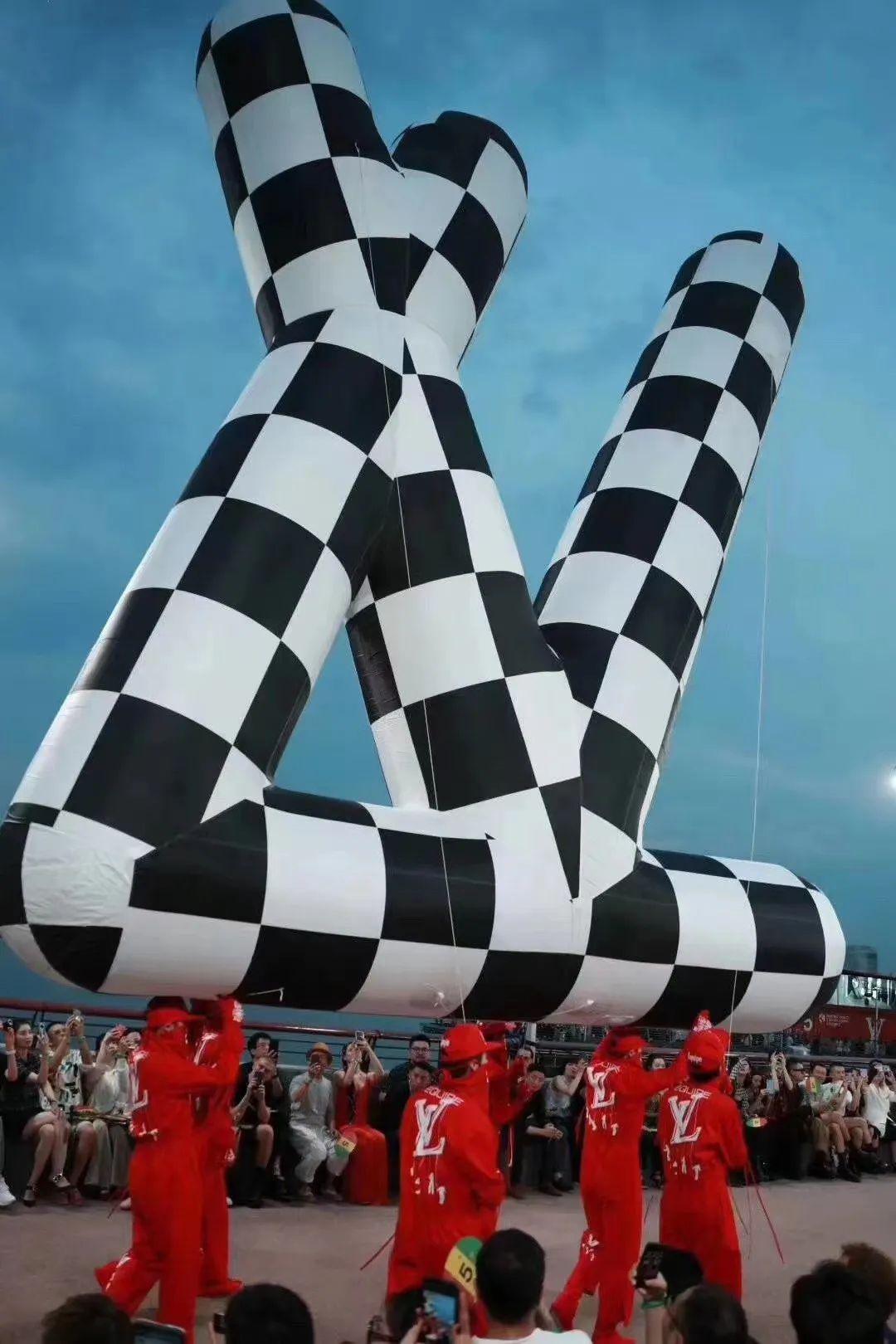 LV2021漂流瓶主題男裝春夏發(fā)布會活動策劃的吉祥物氣模挺萌的 - 第13張 - 會展活動策劃CCASY.COM LV2021漂流瓶主題男裝春夏發(fā)布會活動策劃的吉祥物氣模挺萌的 - 第13張