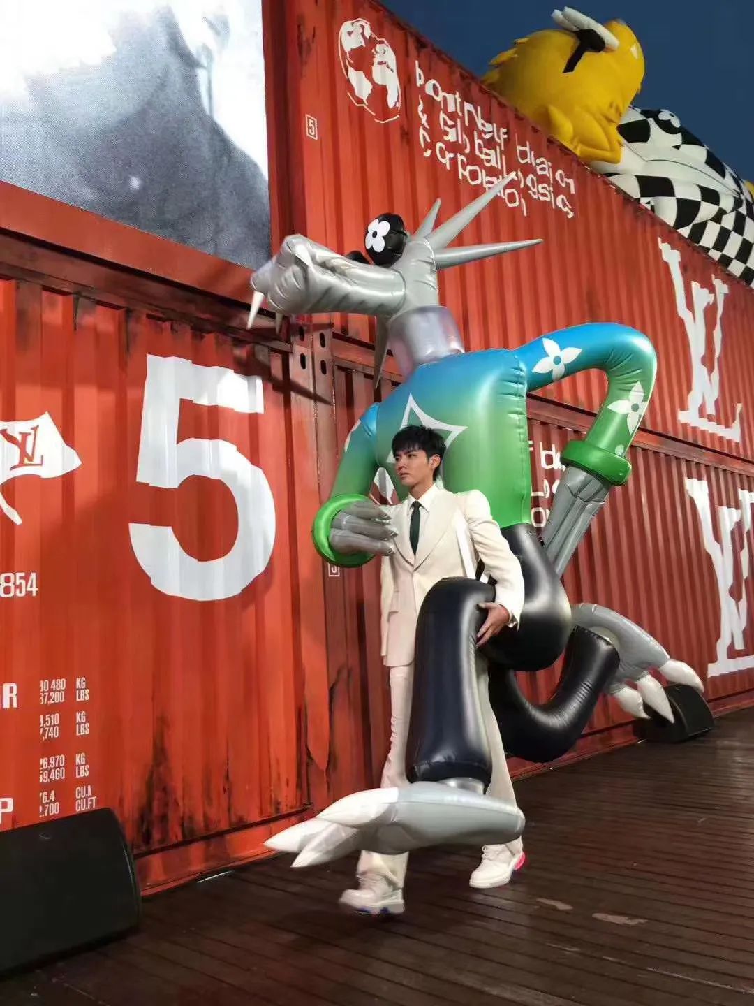 LV2021漂流瓶主題男裝春夏發(fā)布會活動策劃的吉祥物氣模挺萌的 - 第15張 - 會展活動策劃CCASY.COM LV2021漂流瓶主題男裝春夏發(fā)布會活動策劃的吉祥物氣模挺萌的 - 第15張