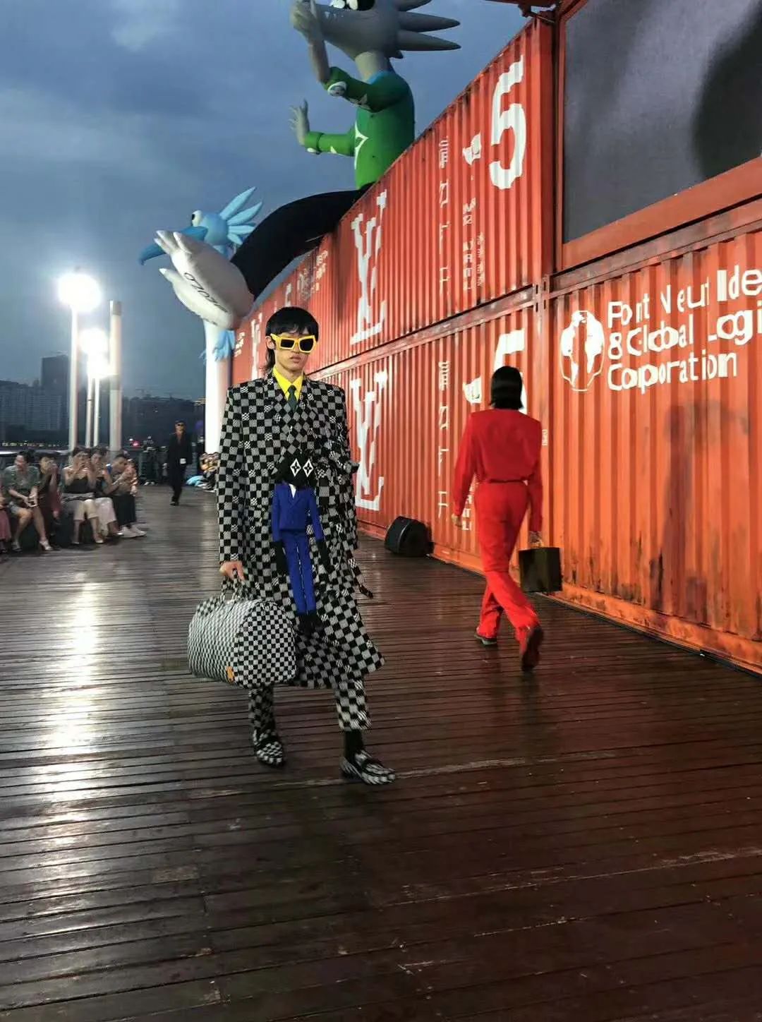 LV2021漂流瓶主題男裝春夏發(fā)布會活動策劃的吉祥物氣模挺萌的 - 第14張 - 會展活動策劃CCASY.COM LV2021漂流瓶主題男裝春夏發(fā)布會活動策劃的吉祥物氣模挺萌的 - 第14張