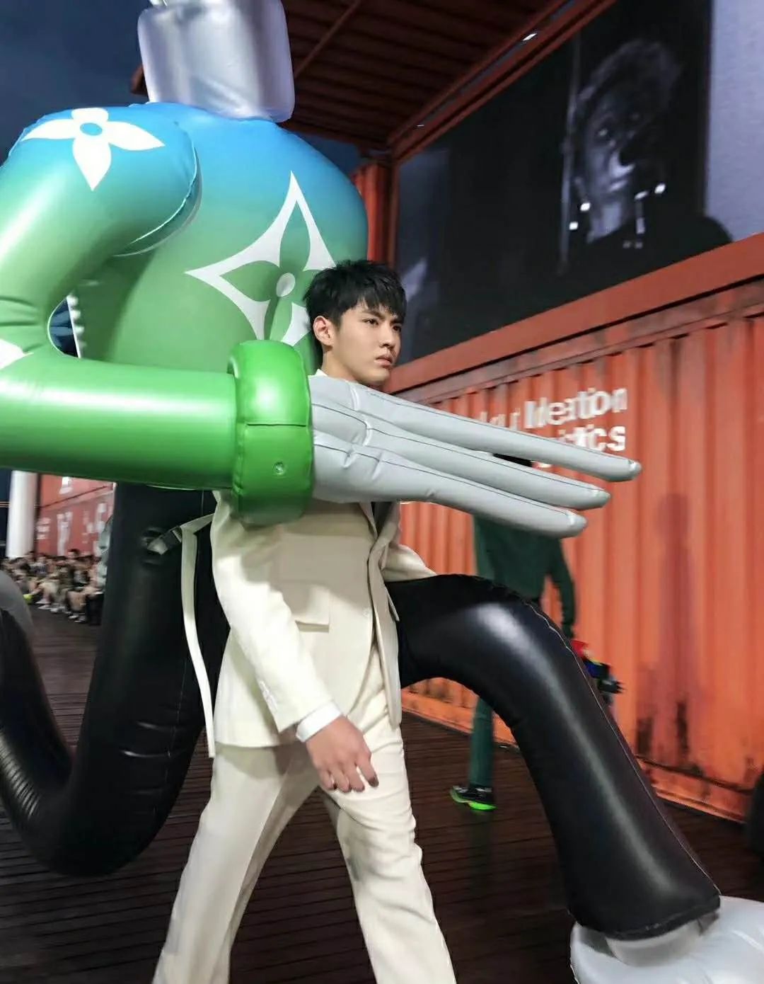 LV2021漂流瓶主題男裝春夏發(fā)布會活動策劃的吉祥物氣模挺萌的 - 第16張 - 會展活動策劃CCASY.COM LV2021漂流瓶主題男裝春夏發(fā)布會活動策劃的吉祥物氣模挺萌的 - 第16張