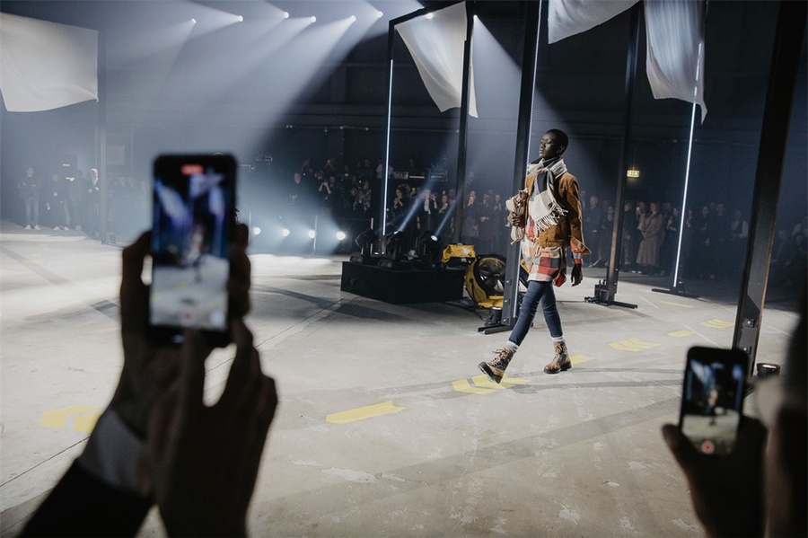 2020的這場時裝秋冬發(fā)布會活動策劃的那枚咸蛋黃很搶眼 - 第6張 - 會展活動策劃CCASY.COM 2020的這場時裝秋冬發(fā)布會活動策劃的那枚咸蛋黃很搶眼 - 第6張