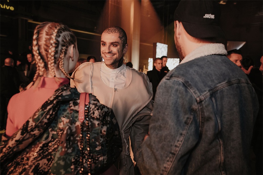 2020的這場時裝秋冬發(fā)布會活動策劃的那枚咸蛋黃很搶眼 - 第15張 - 會展活動策劃CCASY.COM 2020的這場時裝秋冬發(fā)布會活動策劃的那枚咸蛋黃很搶眼 - 第15張