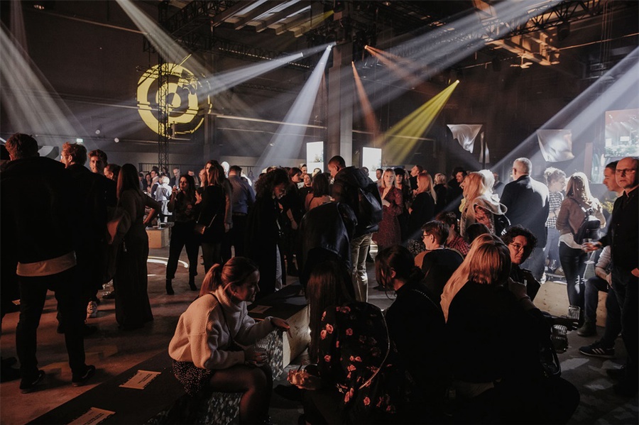 2020的這場時裝秋冬發(fā)布會活動策劃的那枚咸蛋黃很搶眼 - 第14張 - 會展活動策劃CCASY.COM 2020的這場時裝秋冬發(fā)布會活動策劃的那枚咸蛋黃很搶眼 - 第14張