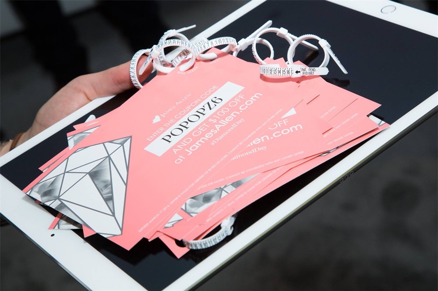 哥倫布環(huán)島的在線珠寶零售品牌線下快閃店活動(dòng)策劃太浪漫了 - 第18張 - 會(huì)展活動(dòng)策劃CCASY.COM 哥倫布環(huán)島的在線珠寶零售品牌線下快閃店活動(dòng)策劃太浪漫了 - 第18張