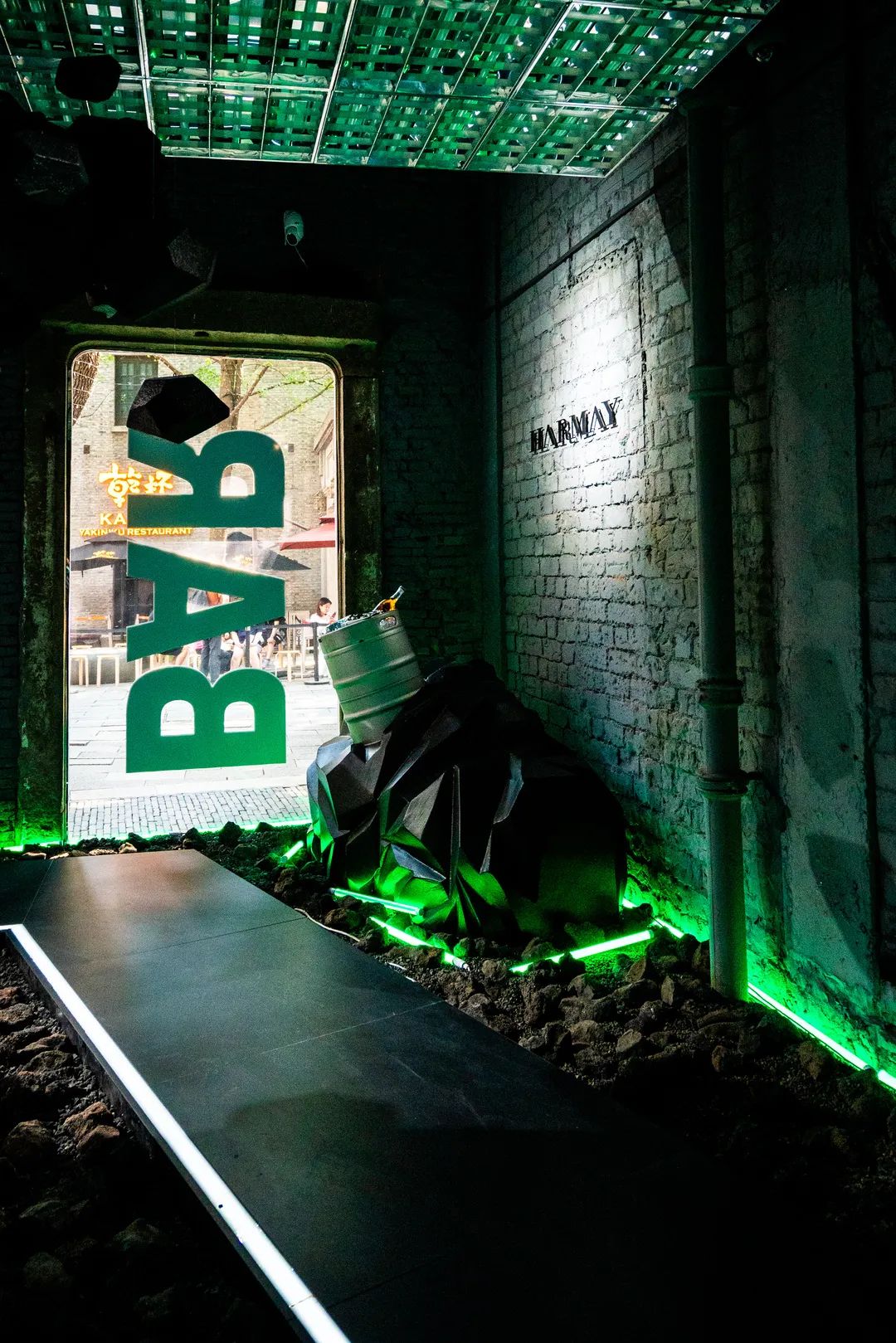 賽博朋克的快閃活動(dòng)策劃要你欣賞星球墜入地球的平行宇宙世界 - 第2張 - 會(huì)展活動(dòng)策劃CCASY.COM 賽博朋克的快閃活動(dòng)策劃要你欣賞星球墜入地球的平行宇宙世界 - 第2張