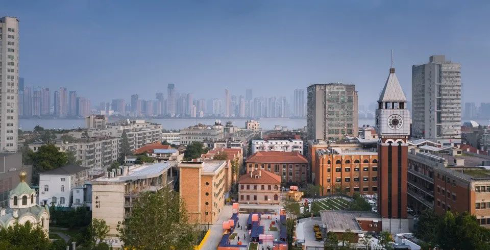 百年歷史建筑包圍中的快閃市集活動策劃是現(xiàn)代與古典的對比并置 - 第2張 - 會展活動策劃CCASY.COM 百年歷史建筑包圍中的快閃市集活動策劃是現(xiàn)代與古典的對比并置 - 第2張