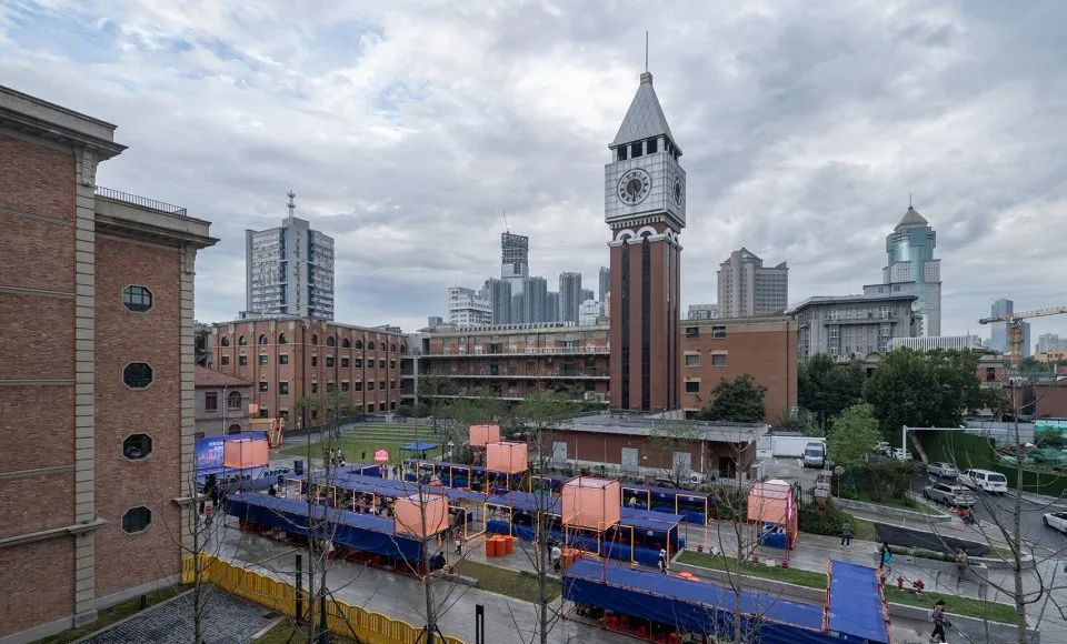 百年歷史建筑包圍中的快閃市集活動策劃是現(xiàn)代與古典的對比并置 - 第3張 - 會展活動策劃CCASY.COM 百年歷史建筑包圍中的快閃市集活動策劃是現(xiàn)代與古典的對比并置 - 第3張