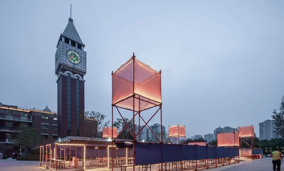 百年歷史建筑包圍中的快閃市集活動策劃是現(xiàn)代與古典的對比并置 - 第6張 - 會展活動策劃CCASY.COM 百年歷史建筑包圍中的快閃市集活動策劃是現(xiàn)代與古典的對比并置 - 第6張