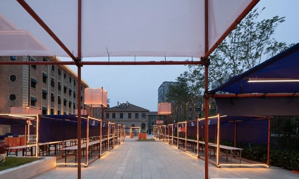 百年歷史建筑包圍中的快閃市集活動策劃是現(xiàn)代與古典的對比并置 - 第8張 - 會展活動策劃CCASY.COM 百年歷史建筑包圍中的快閃市集活動策劃是現(xiàn)代與古典的對比并置 - 第8張