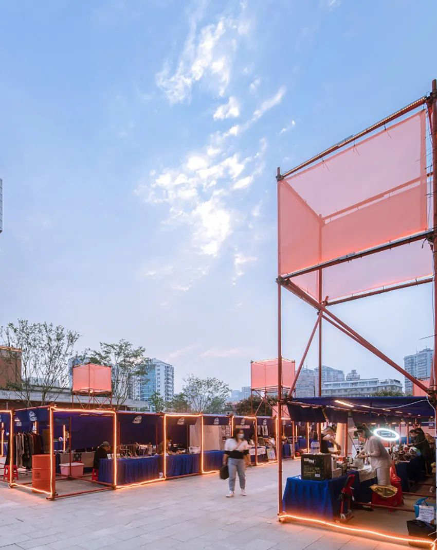 百年歷史建筑包圍中的快閃市集活動策劃是現(xiàn)代與古典的對比并置 - 第10張 - 會展活動策劃CCASY.COM 百年歷史建筑包圍中的快閃市集活動策劃是現(xiàn)代與古典的對比并置 - 第10張