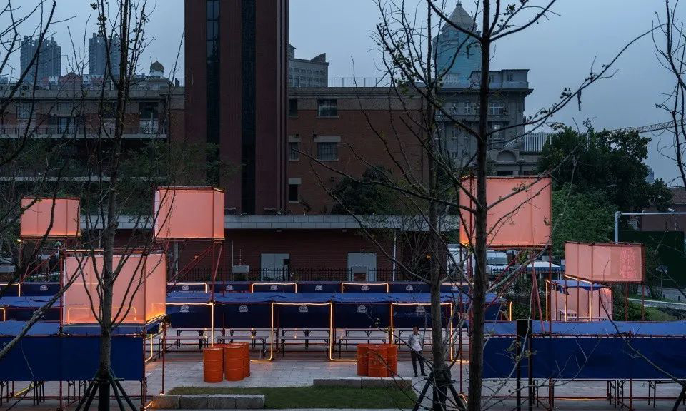 百年歷史建筑包圍中的快閃市集活動策劃是現(xiàn)代與古典的對比并置 - 第15張 - 會展活動策劃CCASY.COM 百年歷史建筑包圍中的快閃市集活動策劃是現(xiàn)代與古典的對比并置 - 第15張