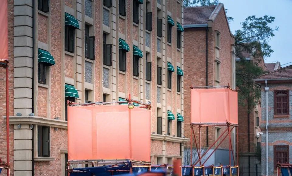 百年歷史建筑包圍中的快閃市集活動策劃是現(xiàn)代與古典的對比并置 - 第11張 - 會展活動策劃CCASY.COM 百年歷史建筑包圍中的快閃市集活動策劃是現(xiàn)代與古典的對比并置 - 第11張