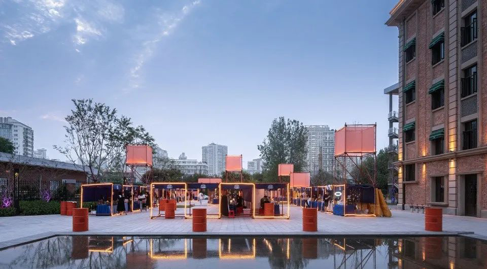 百年歷史建筑包圍中的快閃市集活動策劃是現(xiàn)代與古典的對比并置 - 第12張 - 會展活動策劃CCASY.COM 百年歷史建筑包圍中的快閃市集活動策劃是現(xiàn)代與古典的對比并置 - 第12張