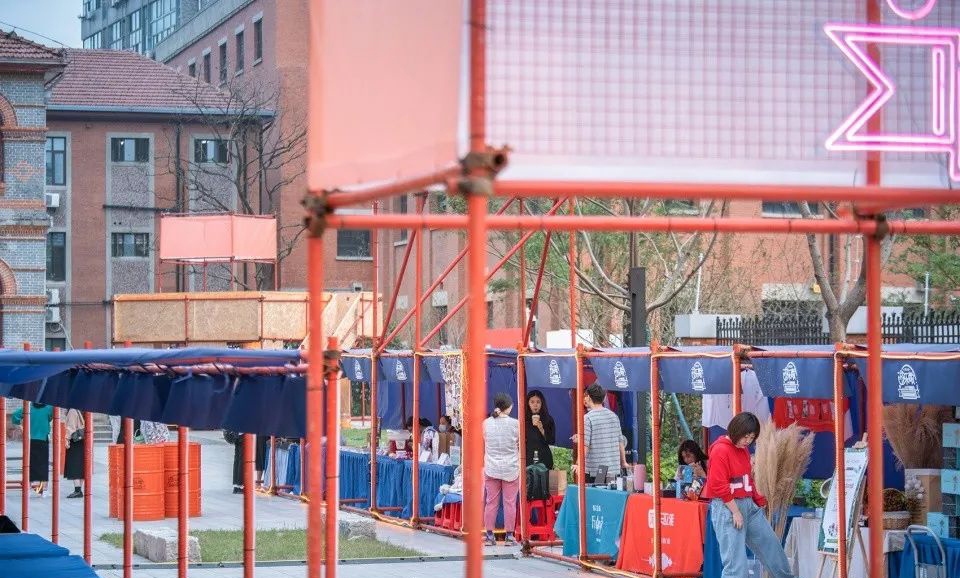 百年歷史建筑包圍中的快閃市集活動策劃是現(xiàn)代與古典的對比并置 - 第13張 - 會展活動策劃CCASY.COM 百年歷史建筑包圍中的快閃市集活動策劃是現(xiàn)代與古典的對比并置 - 第13張