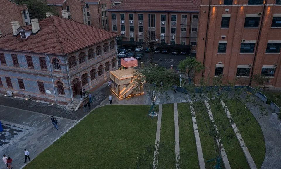 百年歷史建筑包圍中的快閃市集活動策劃是現(xiàn)代與古典的對比并置 - 第18張 - 會展活動策劃CCASY.COM 百年歷史建筑包圍中的快閃市集活動策劃是現(xiàn)代與古典的對比并置 - 第18張