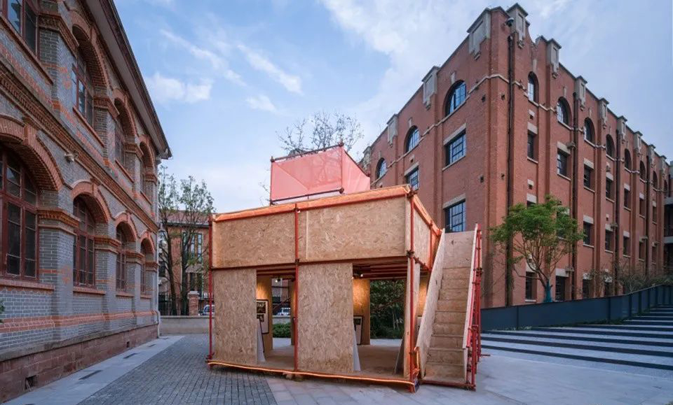 百年歷史建筑包圍中的快閃市集活動策劃是現(xiàn)代與古典的對比并置 - 第21張 - 會展活動策劃CCASY.COM 百年歷史建筑包圍中的快閃市集活動策劃是現(xiàn)代與古典的對比并置 - 第21張