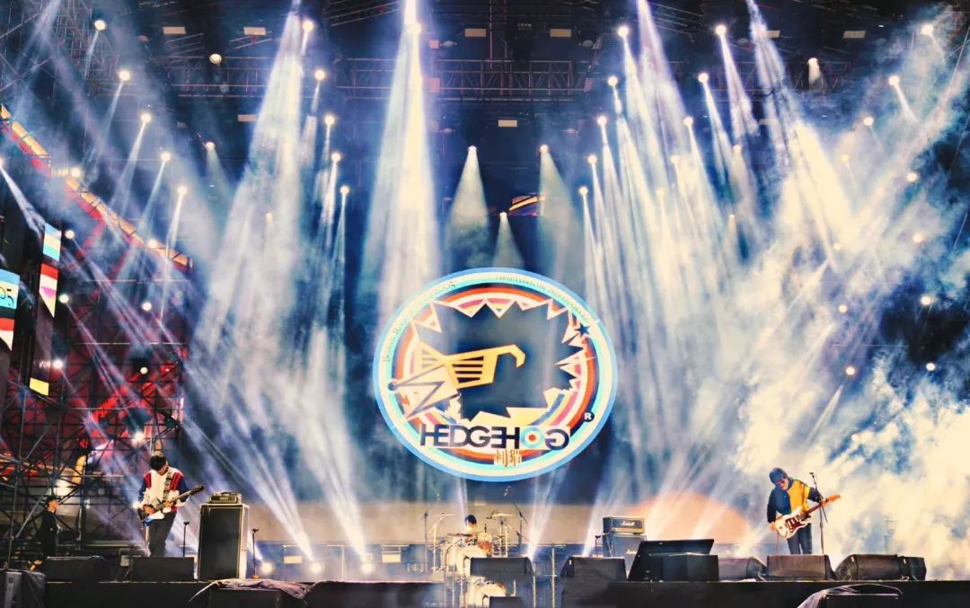 青島鳳凰音樂節(jié)活動(dòng)策劃的舞美和現(xiàn)場(chǎng)體驗(yàn)，堪稱體育級(jí)別演唱會(huì)