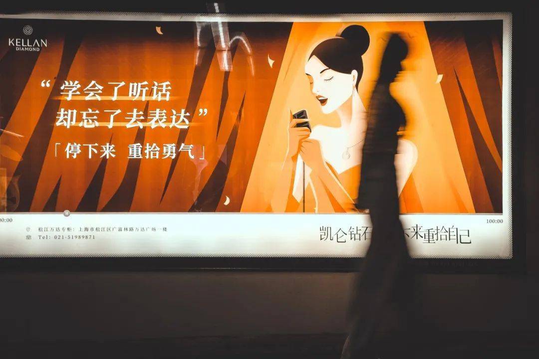 地鐵里的這個(gè)#重拾空間#互動體驗(yàn)展覽活動策劃了個(gè)LED屏與你互動