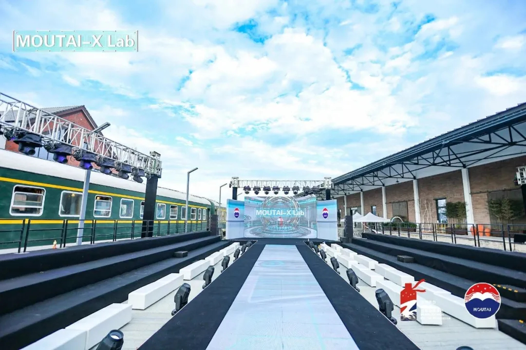 茅臺(tái)文化夜光嘉年華活動(dòng)策劃直接把「飛碟」搬到了現(xiàn)場(chǎng) - 第22張 - 會(huì)展活動(dòng)策劃CCASY.COM 茅臺(tái)文化夜光嘉年華活動(dòng)策劃直接把「飛碟」搬到了現(xiàn)場(chǎng) - 第22張