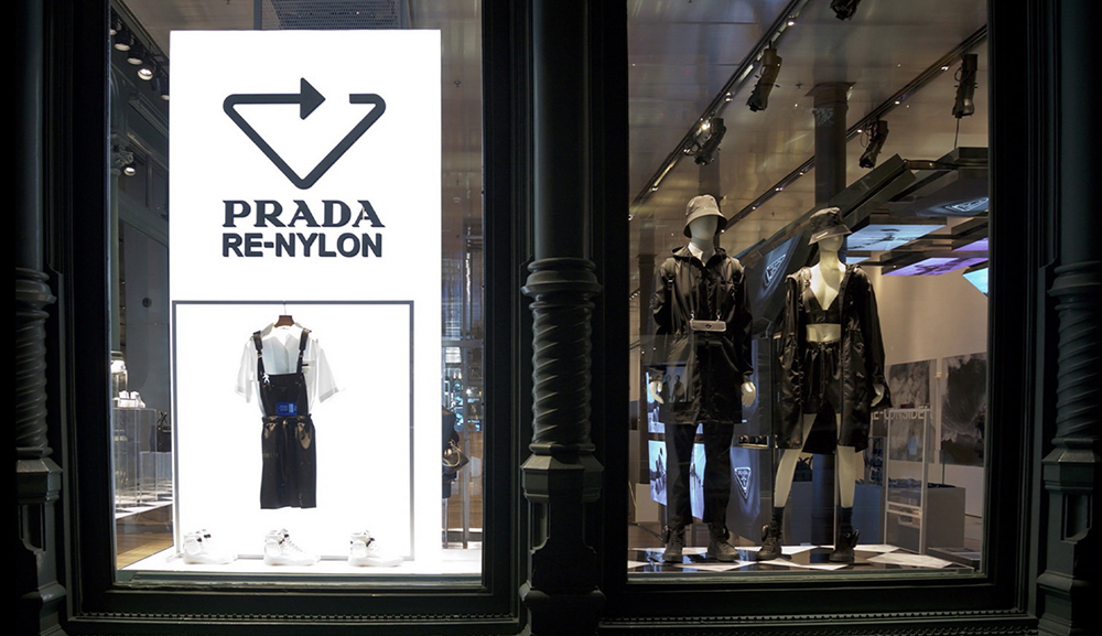 Prada再生尼龍系列快閃店活動策劃再現(xiàn)“再生尼龍”沉浸體驗 - 第2張 - 會展活動策劃CCASY.COM Prada再生尼龍系列快閃店活動策劃再現(xiàn)“再生尼龍”沉浸體驗 - 第2張