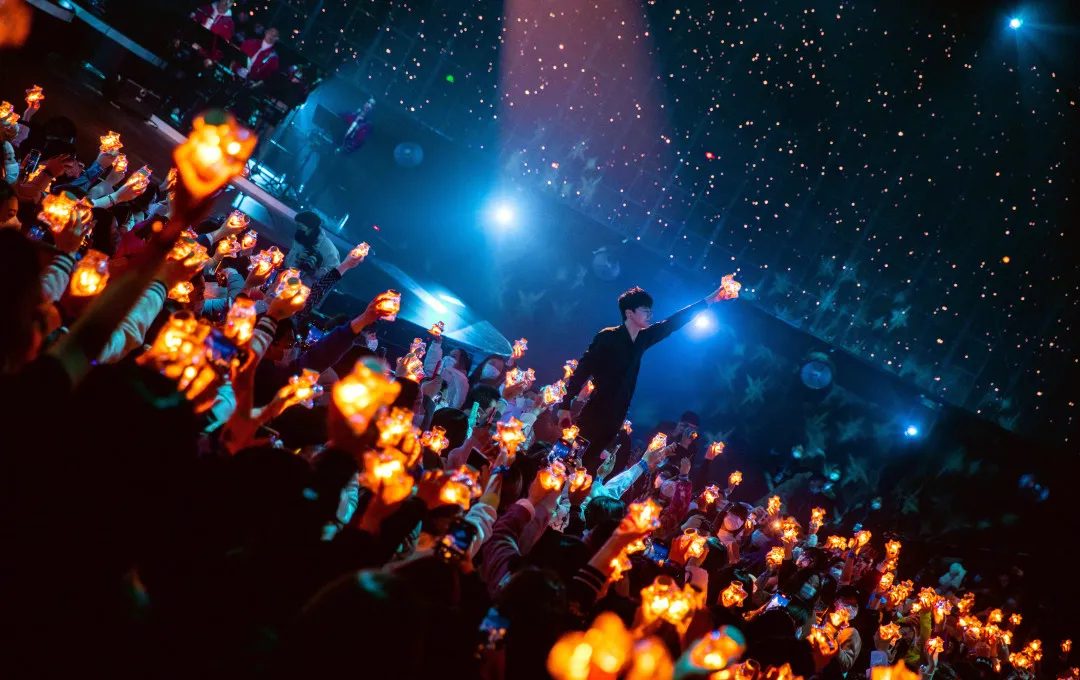 WE·LIVE生日演唱會活動策劃的科幻風舞美，是星海的沖動之門