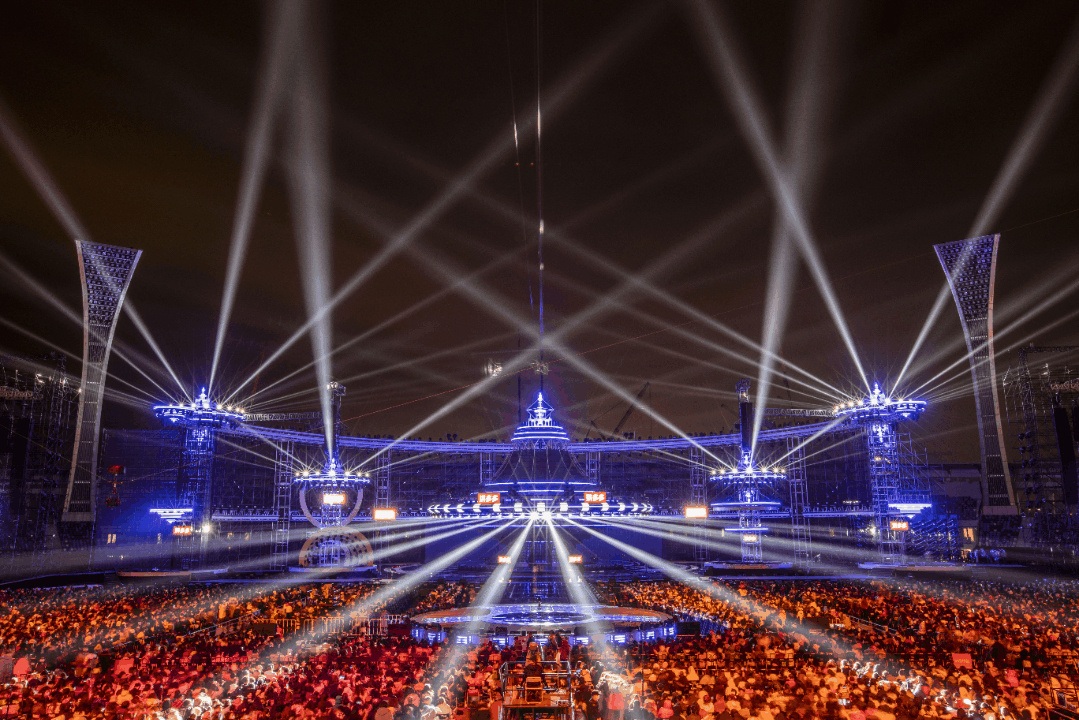 湖南衛(wèi)視今年的跨年演唱會活動策劃的「未來城」舞美太震撼了 - 第1張 - 會展活動策劃CCASY.COM 湖南衛(wèi)視今年的跨年演唱會活動策劃的「未來城」舞美太震撼了 - 第1張